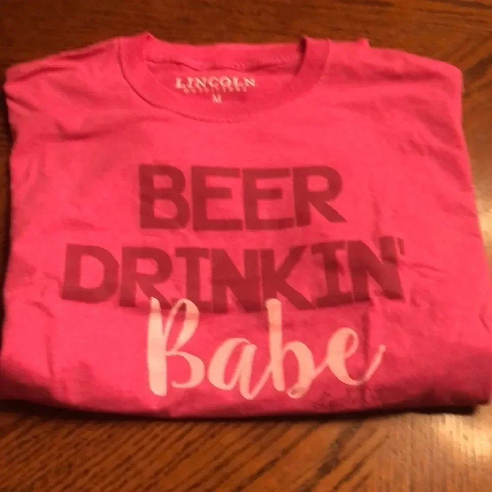 Lincoln Outfitters Beer Drinking Babe Pink Tee Shirt M